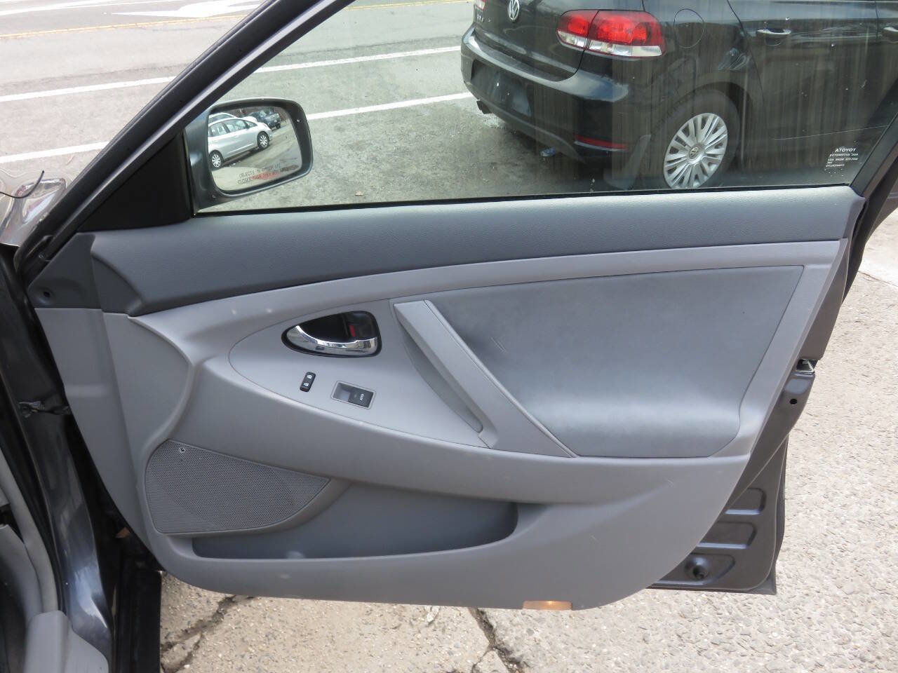 Used 2010 Toyota Camry LE image 23