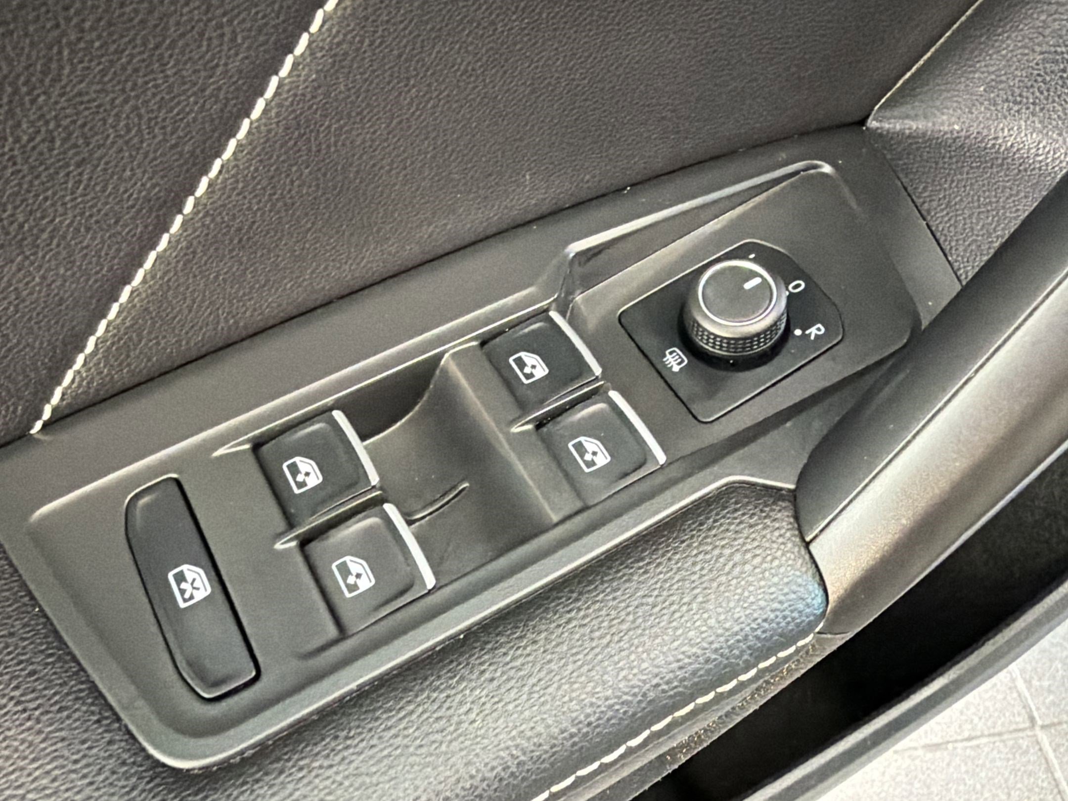 Used 2023 Volkswagen Tiguan SE R-Line FWD image 13