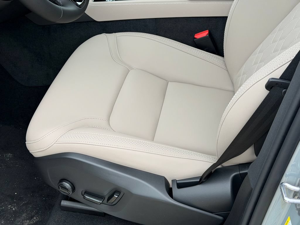 New 2026 Volvo XC90 B6 Plus w/ Protection Package Premier AWD/4WD image 17