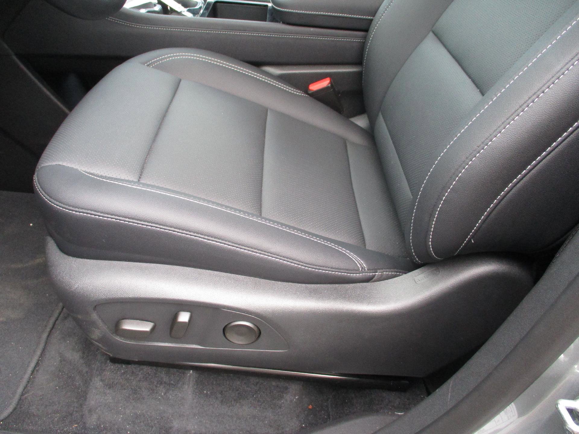 Used 2025 Chevrolet Traverse LT image 11