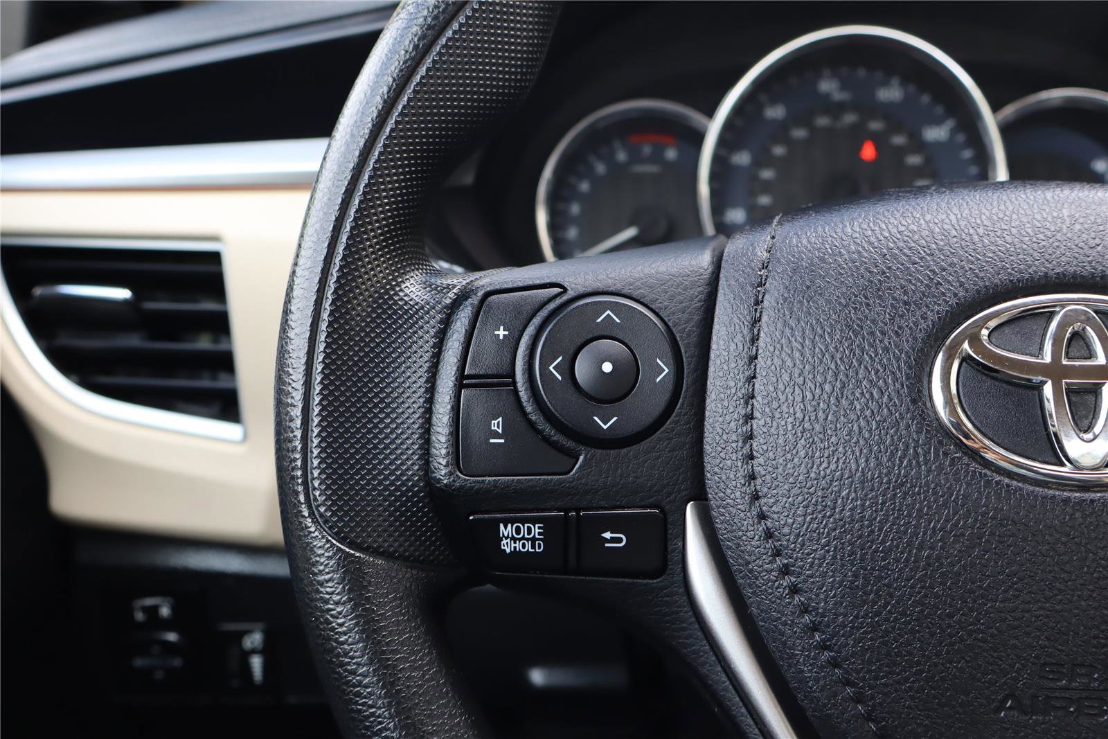 Used 2014 Toyota Corolla LE FWD image 13