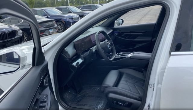 Certified 2024 BMW 530i xDrive AWD/4WD image 3