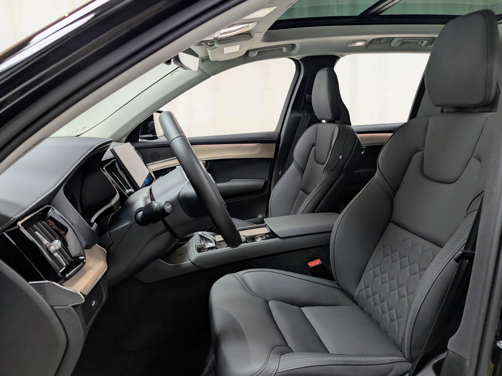 Used 2025 Volvo XC90 B5 Core w/ Protection Package Premier image 16