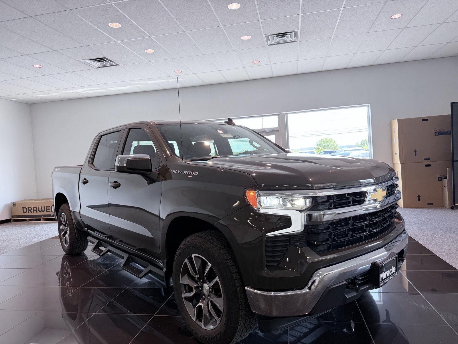 Used 2023 Chevrolet Silverado 1500 LT AWD/4WD image 8