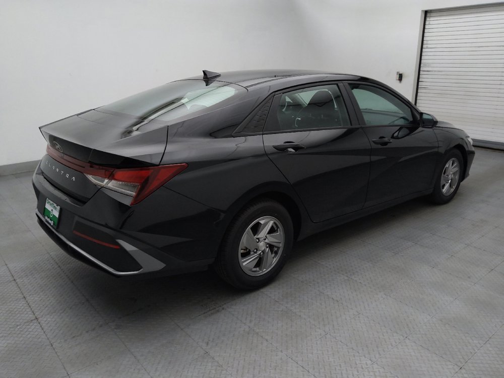 Used 2025 Hyundai Elantra SE FWD image 9
