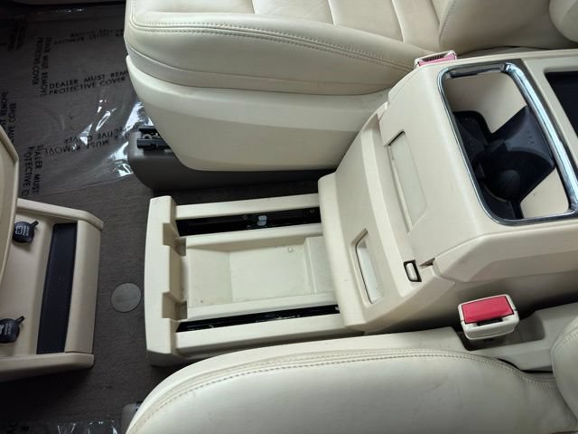 Used 2010 Volkswagen Routan SEL FWD image 25