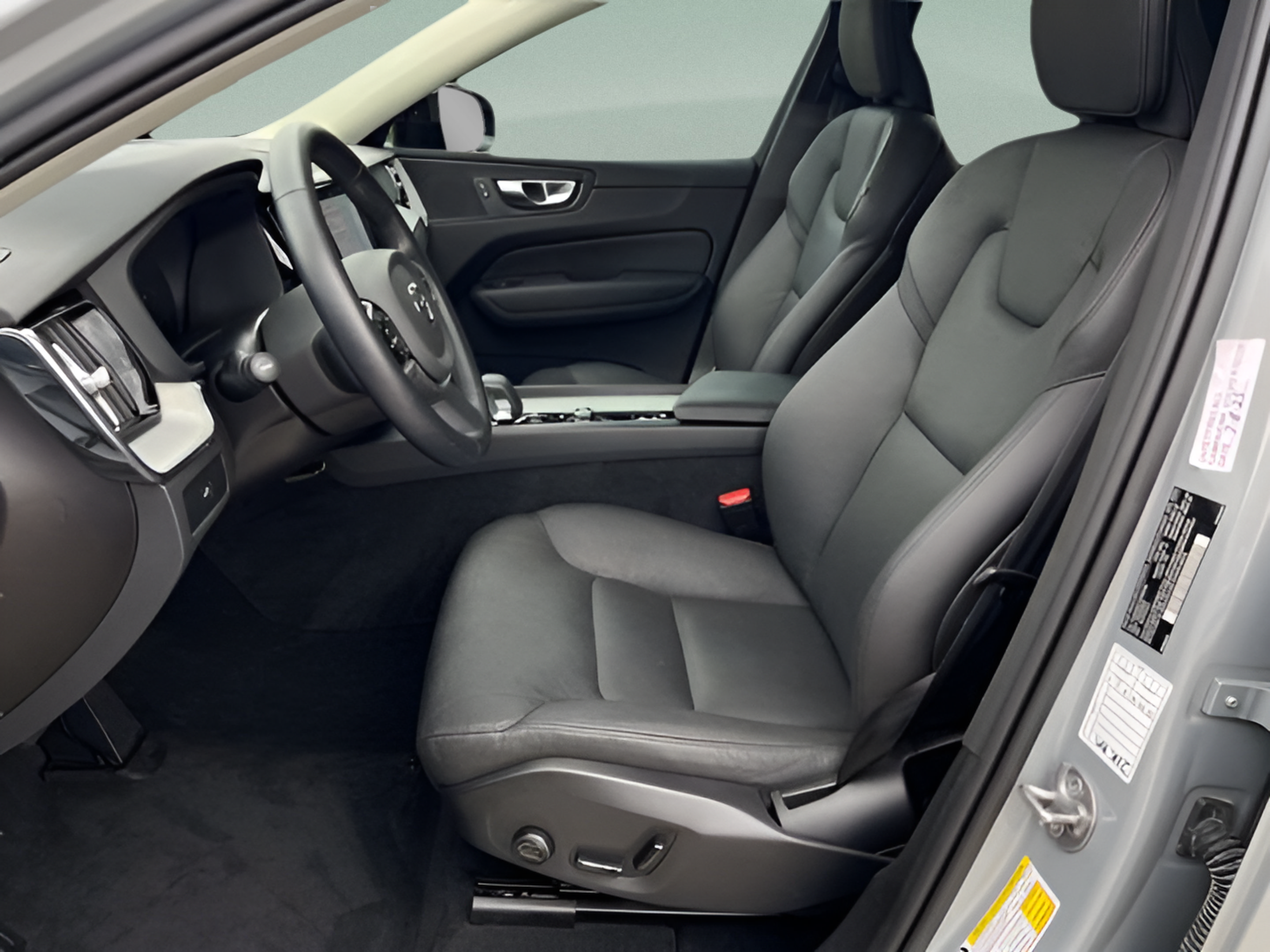 Used 2025 Volvo XC60 B5 Plus AWD/4WD image 22