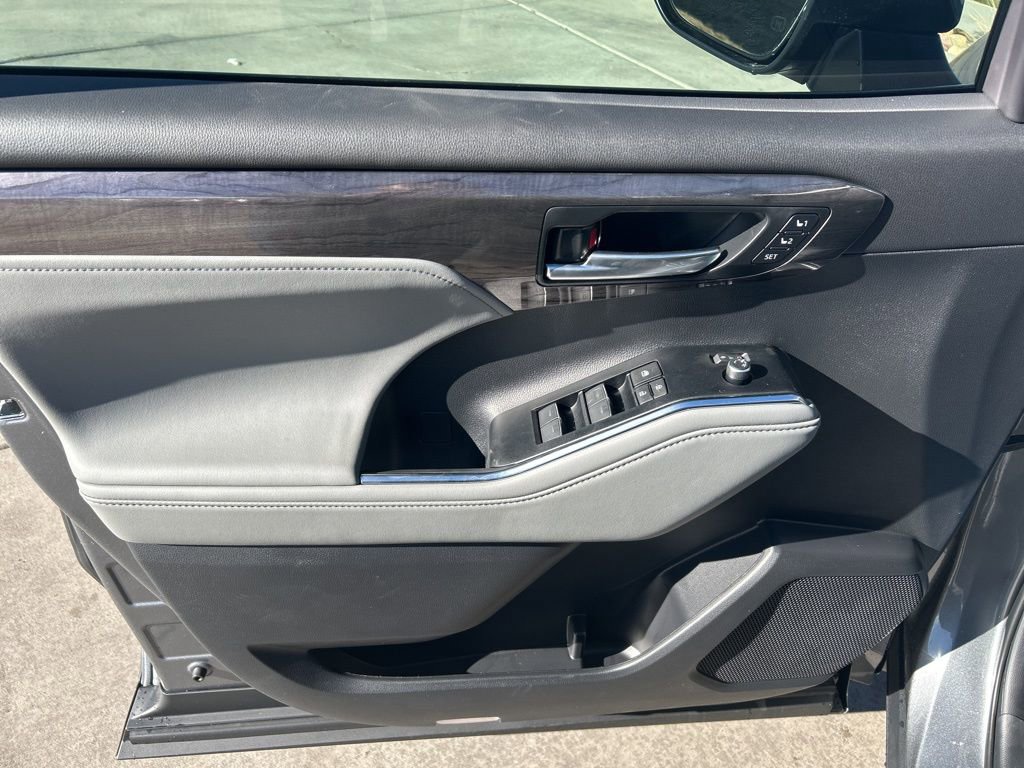 Used 2026 Toyota Highlander Limited image 43