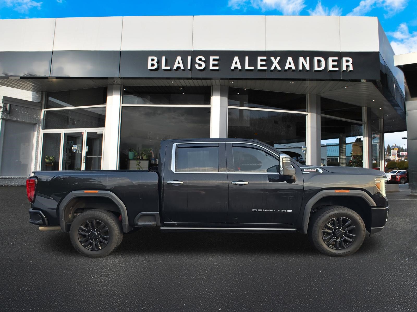 Used 2023 GMC Sierra 2500 Denali w/ Denali Black Diamond Edition AWD/4WD image 2