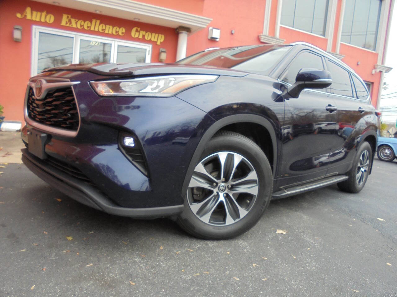 Used 2021 Toyota Highlander XLE AWD/4WD image 1