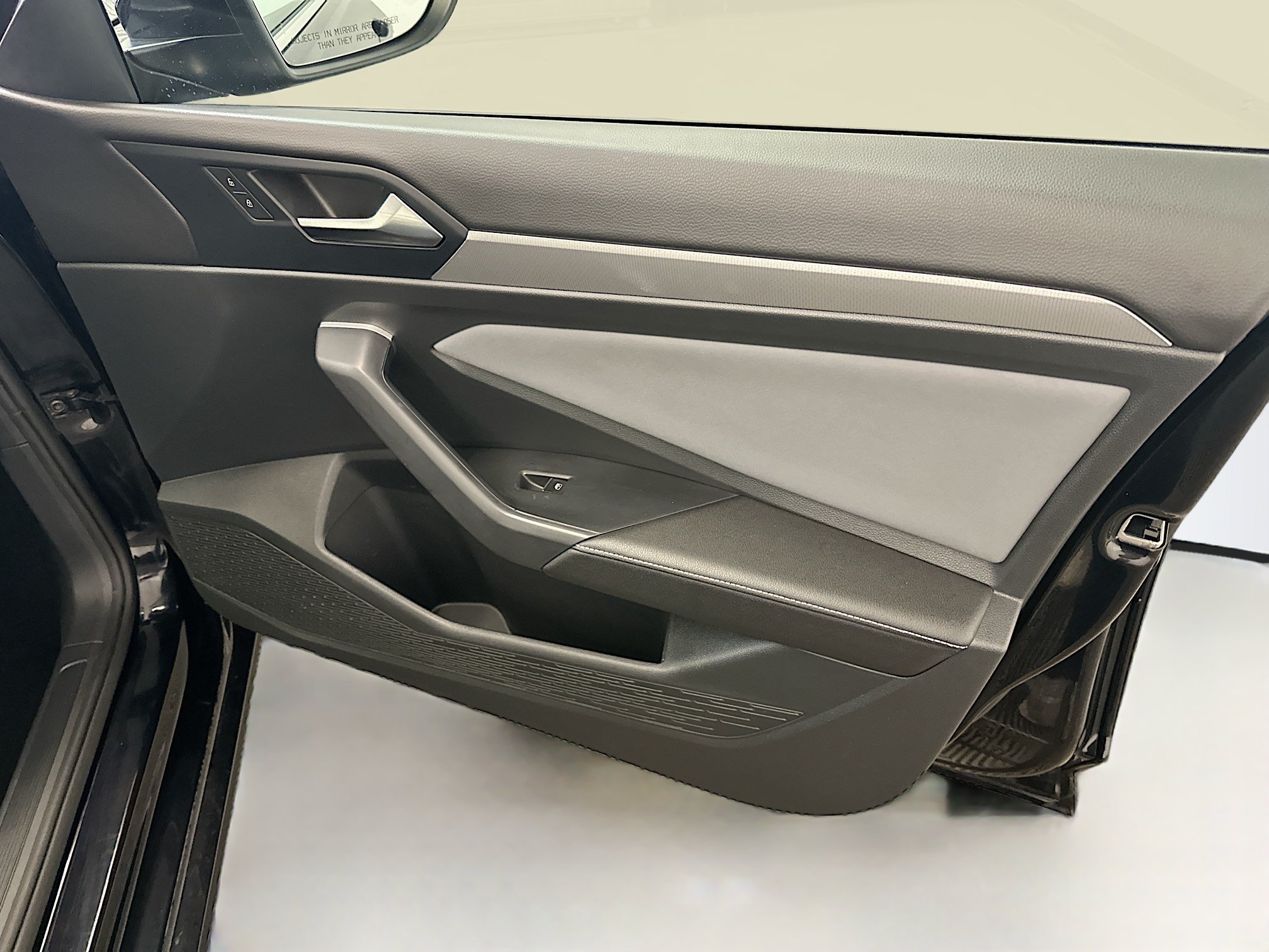Used 2025 Volkswagen Jetta SE FWD image 33