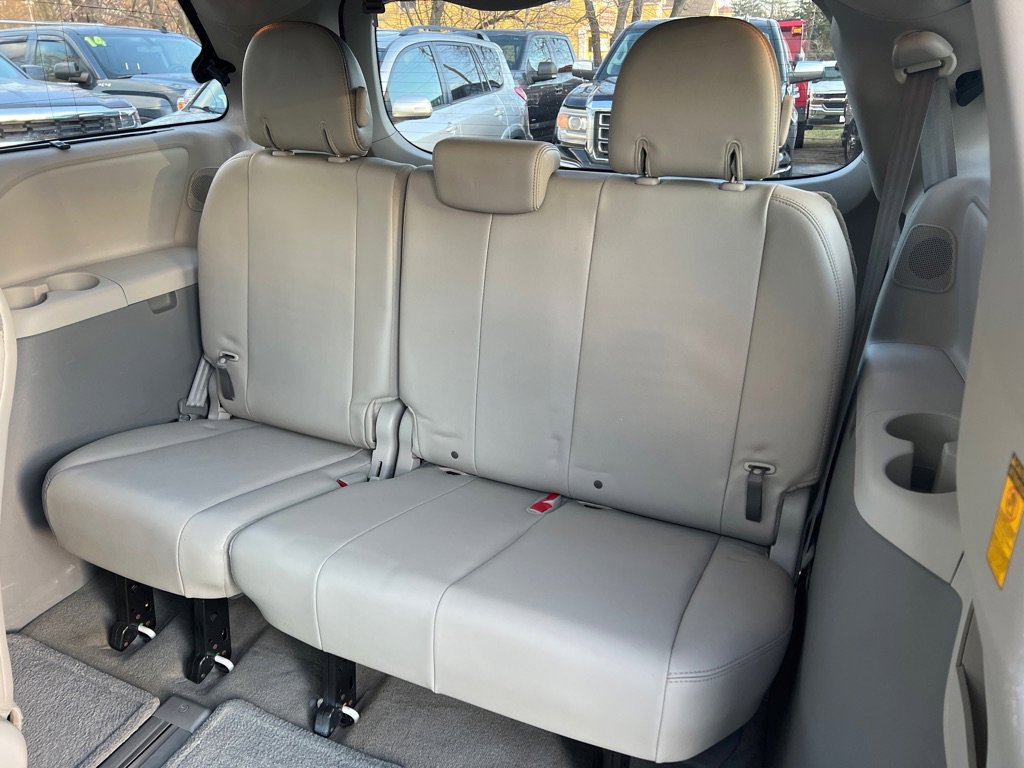 Used 2014 Toyota Sienna Limited w/ Limited Premium Package image 15