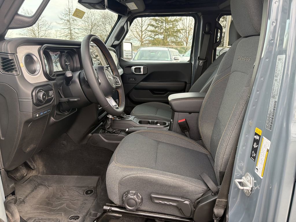 Used 2024 Jeep Wrangler Unlimited Sahara w/ Technology Group AWD/4WD image 12