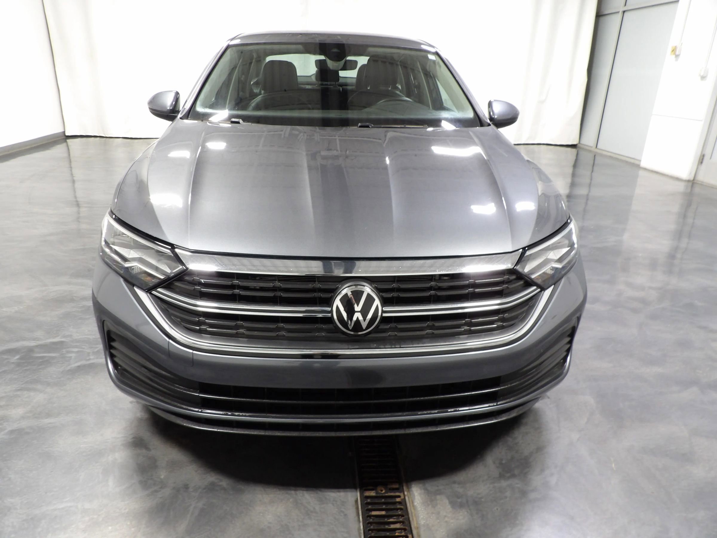 Used 2024 Volkswagen Jetta SE FWD image 2