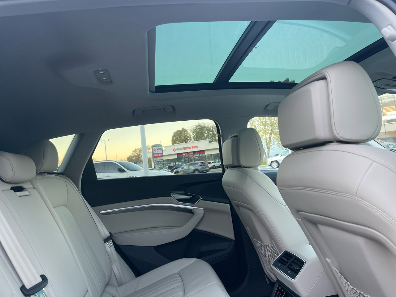 Used 2023 Audi e-tron Premium w/ Convenience Plus Package image 25