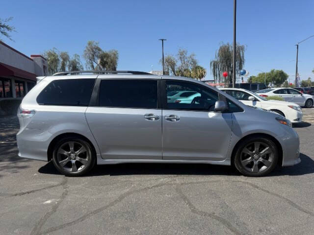 Used 2015 Toyota Sienna SE Premium FWD image 2