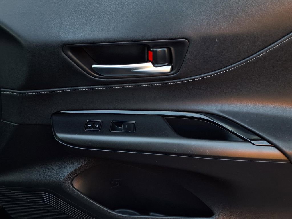 Certified 2021 Toyota Venza LE w/ Carpet Mat Package (TMS) image 25