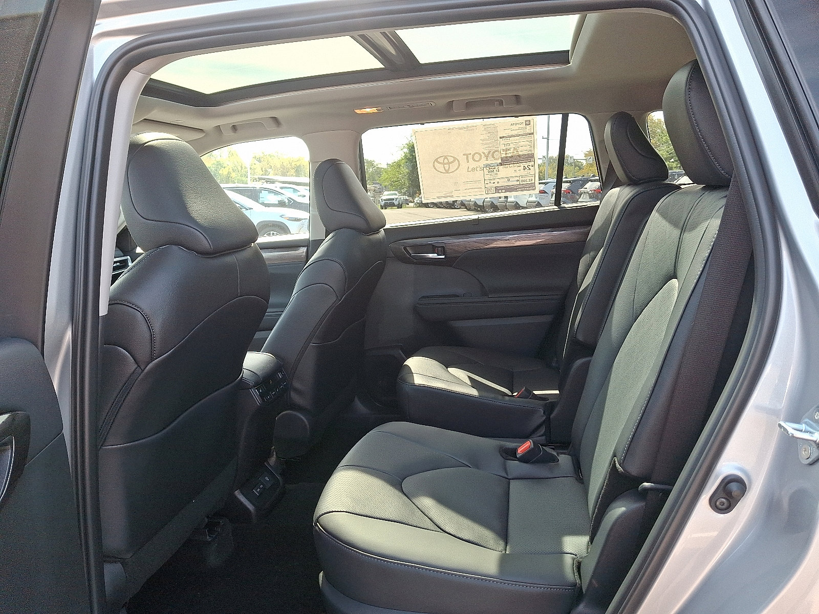 New 2025 Toyota Highlander Platinum image 8