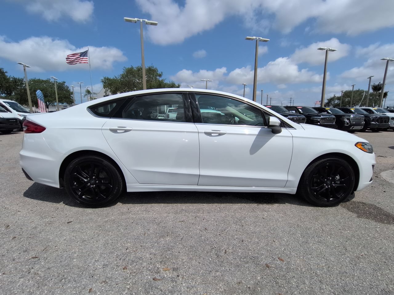 Used 2019 Ford Fusion SE w/ Equipment Group 151A FWD image 4