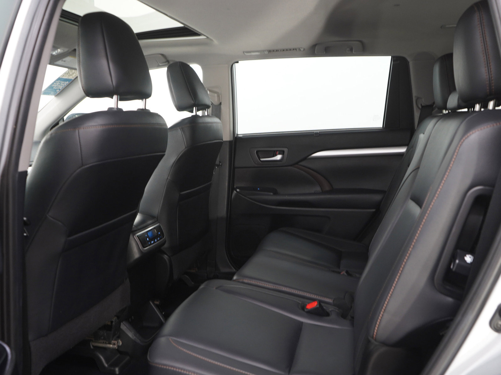 Used 2019 Toyota Highlander XLE AWD/4WD image 17