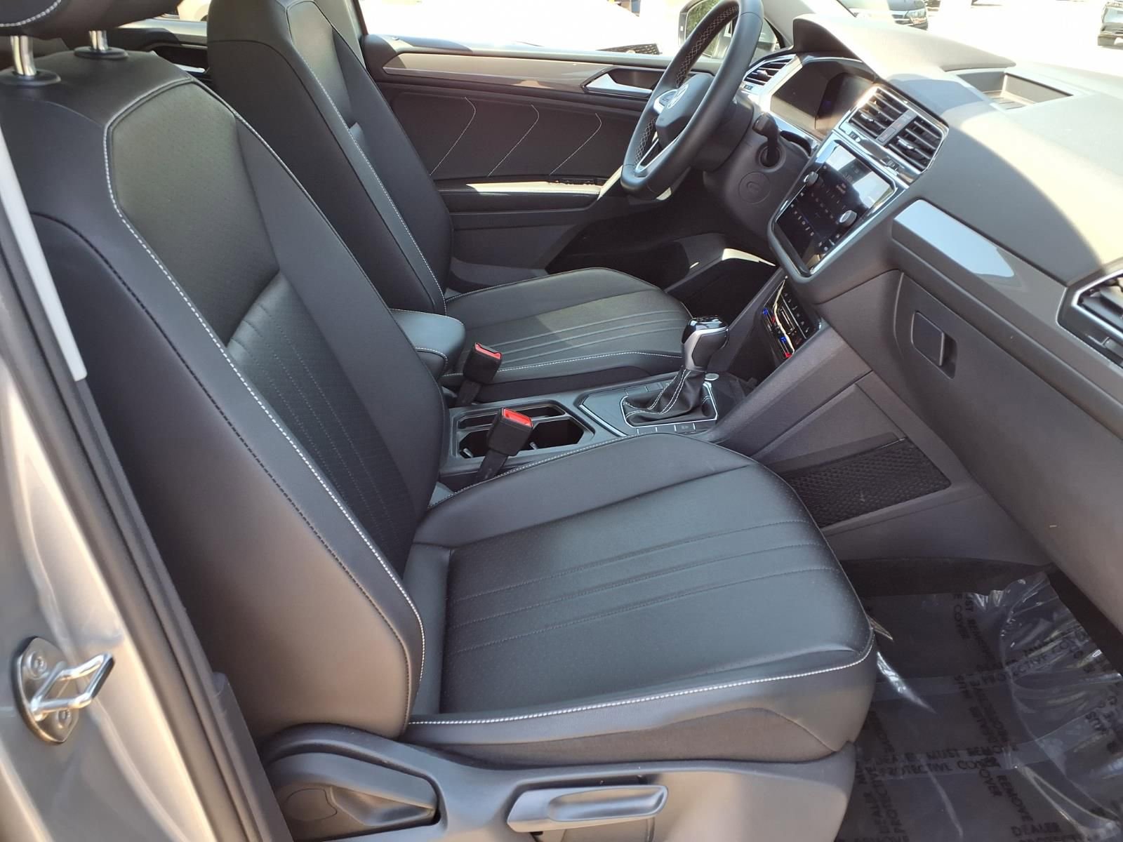 Certified 2023 Volkswagen Tiguan SE w/ Panoramic Sunroof Package FWD image 24