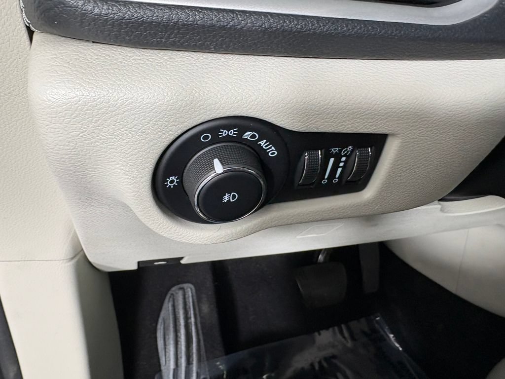 Used 2021 Chrysler Pacifica Touring-L AWD/4WD image 13