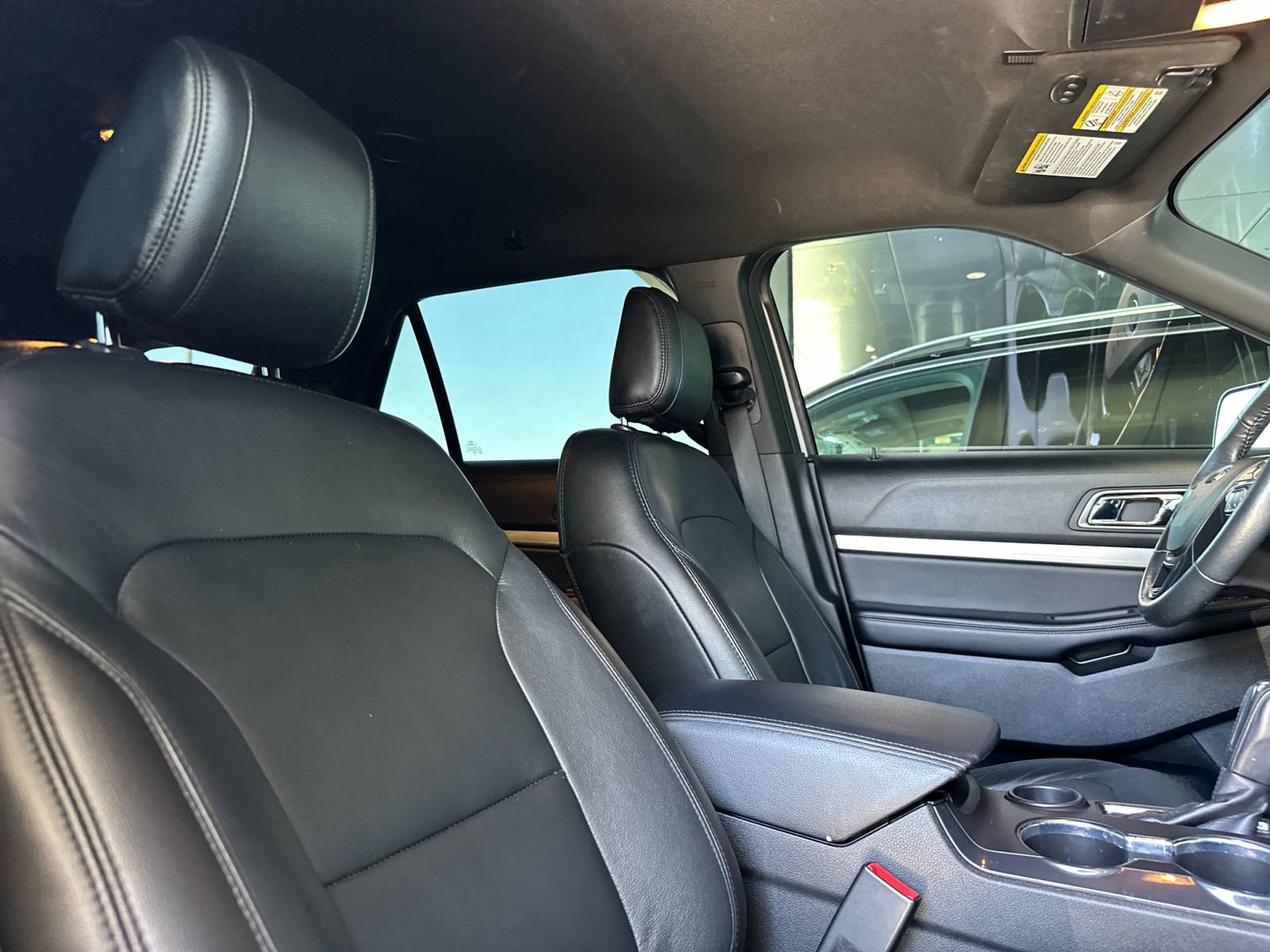 Used 2018 Ford Explorer XLT w/ Equipment Group 202A FWD image 18