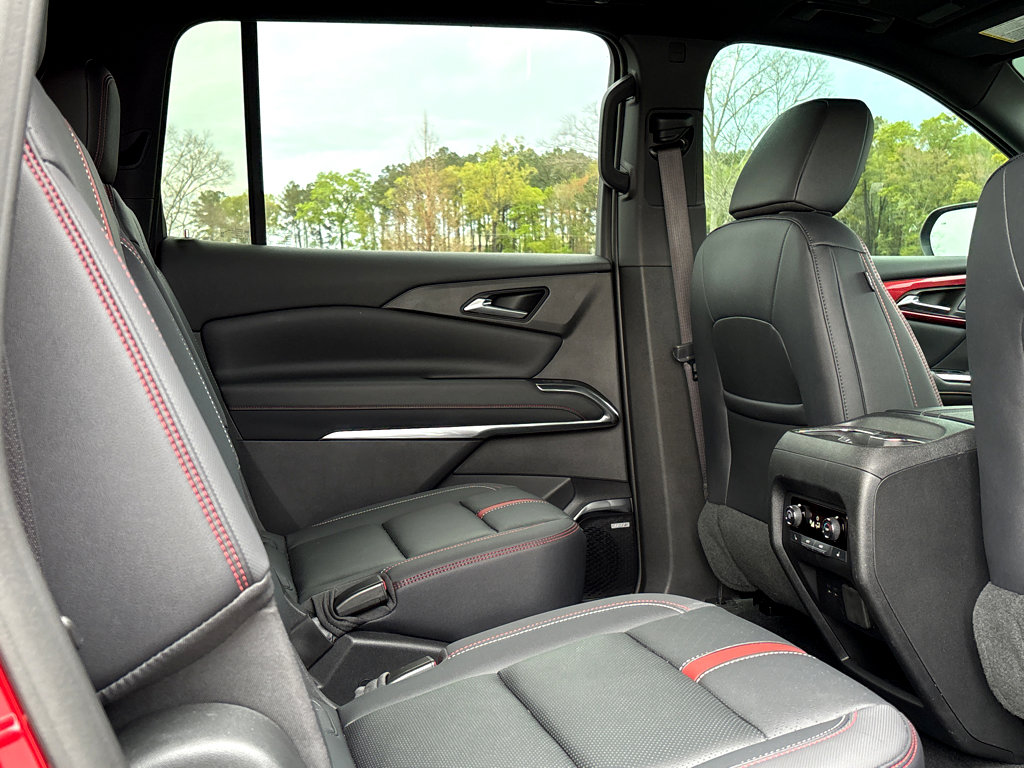 Used 2025 Chevrolet Traverse RS image 8