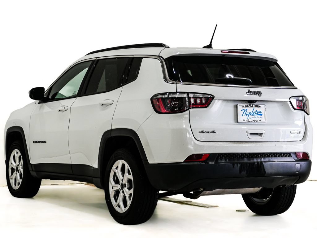 Used 2025 Jeep Compass Latitude w/ Sun & Sound Group AWD/4WD image 9