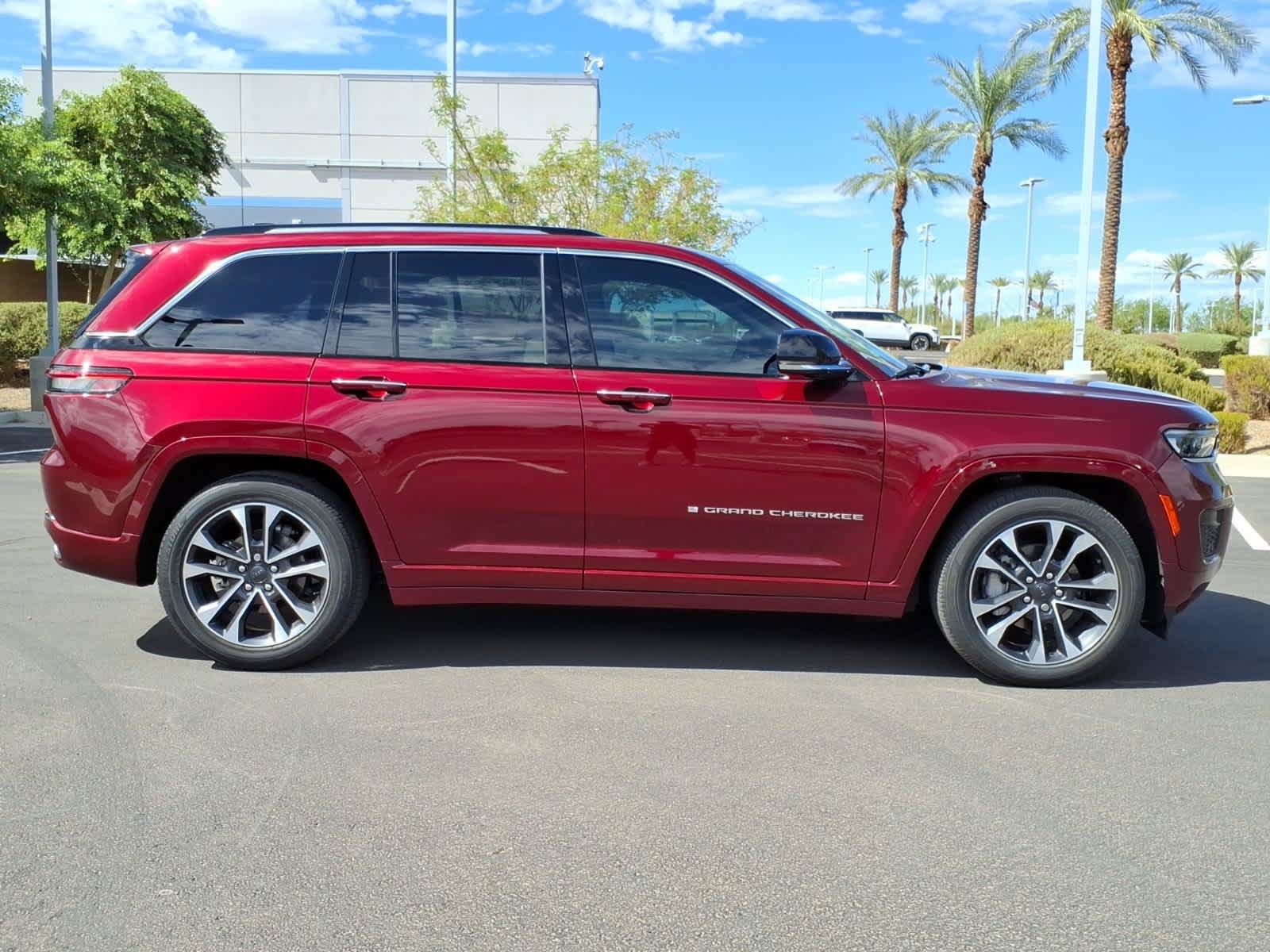 Used 2023 Jeep Grand Cherokee Overland AWD/4WD image 8