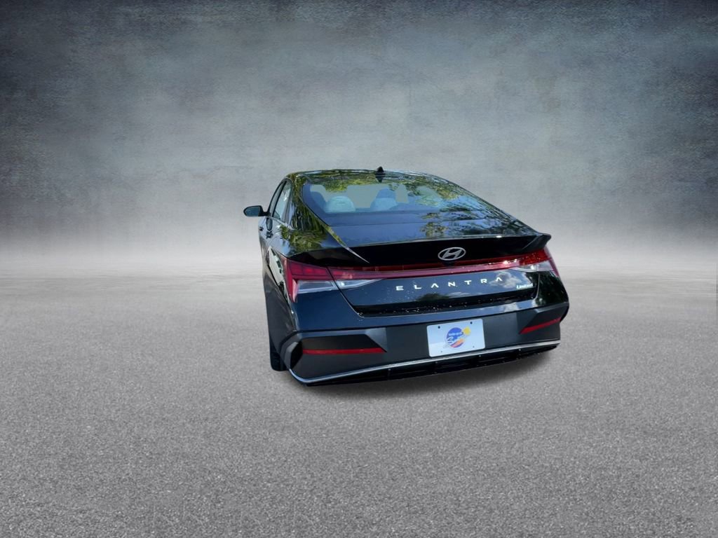 New 2025 Hyundai Elantra Limited image 18