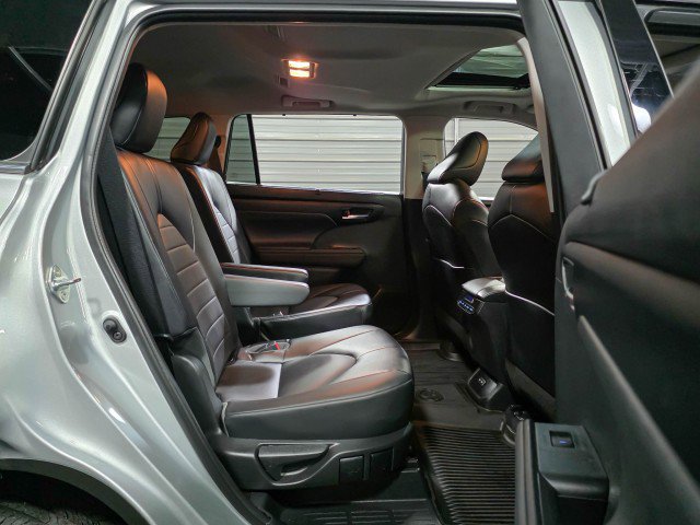 Used 2022 Toyota Highlander XLE image 16