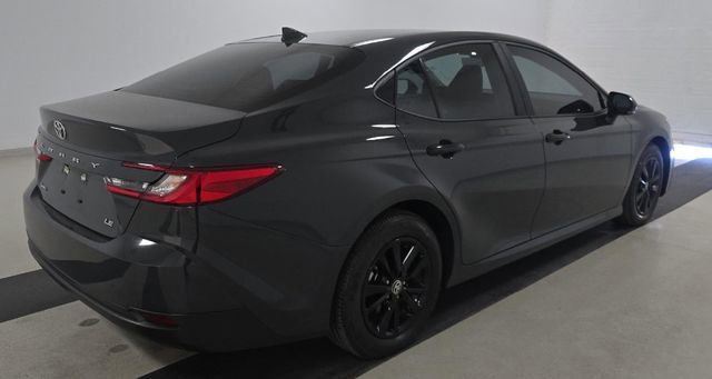Used 2025 Toyota Camry LE image 3