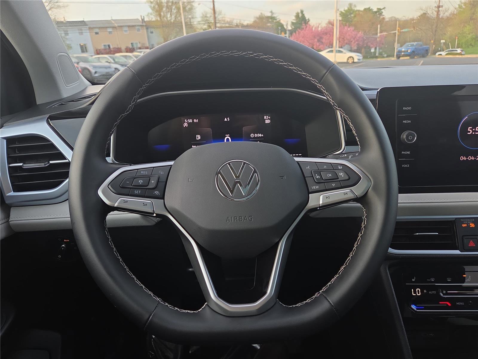 Used 2025 Volkswagen Taos SE w/ Panoramic Sunroof Package image 15
