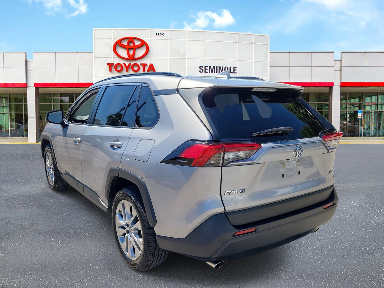 Used 2019 Toyota RAV4 XLE Premium w/ Cold Weather Package FWD image 5