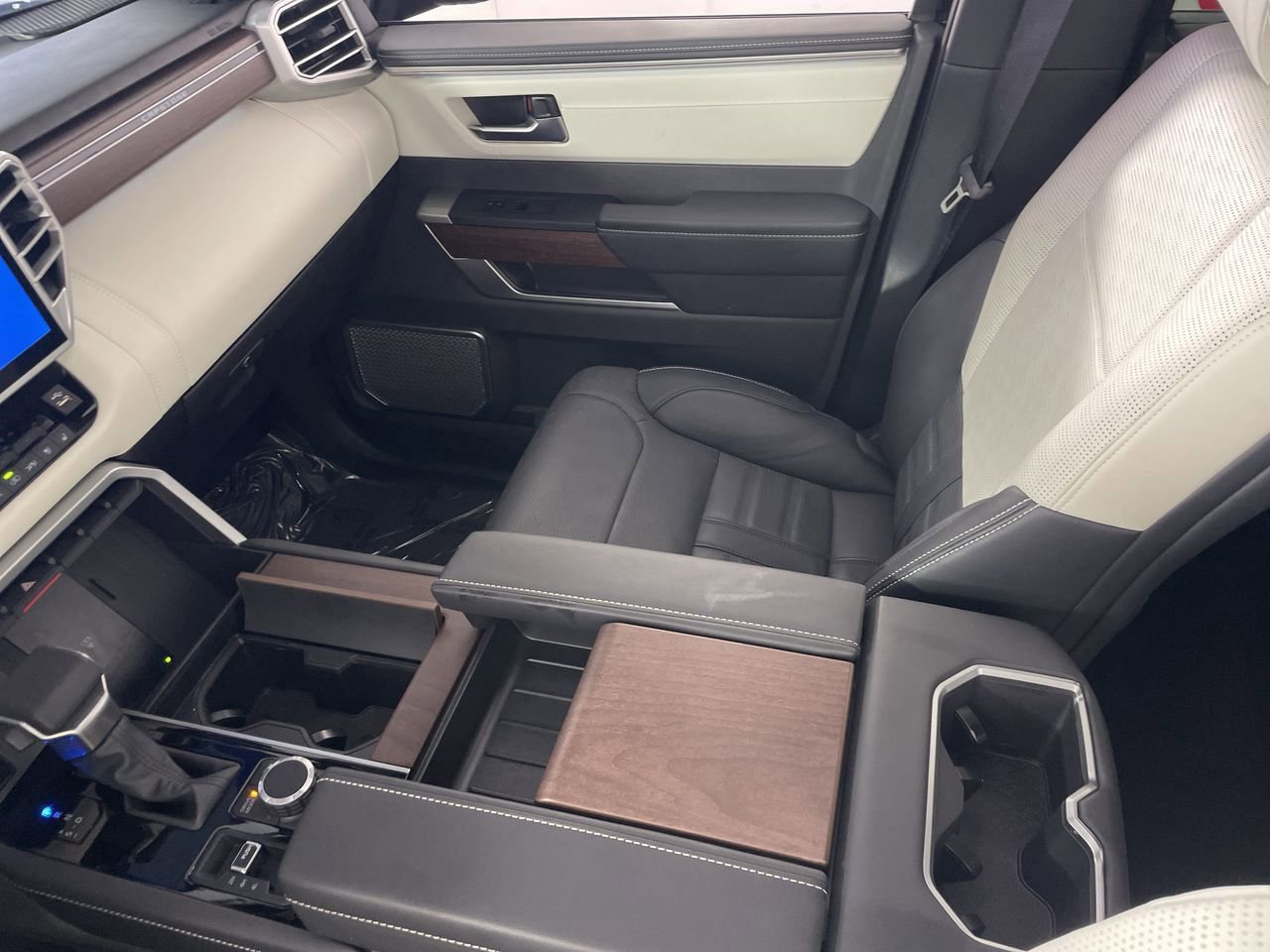 Used 2025 Toyota Sequoia Capstone image 23