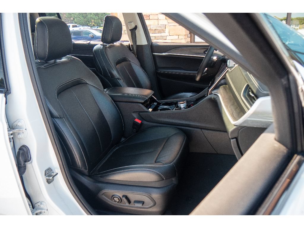 Used 2023 Jeep Grand Cherokee L Limited w/ Luxury Tech Group II AWD/4WD image 16