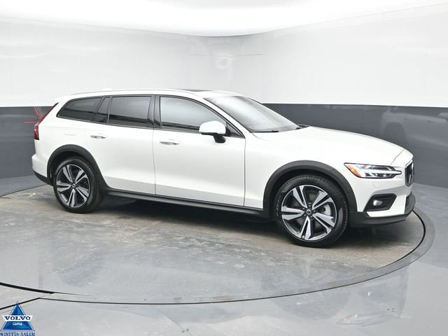 Used 2025 Volvo V60 B5 Cross Country Plus video 1