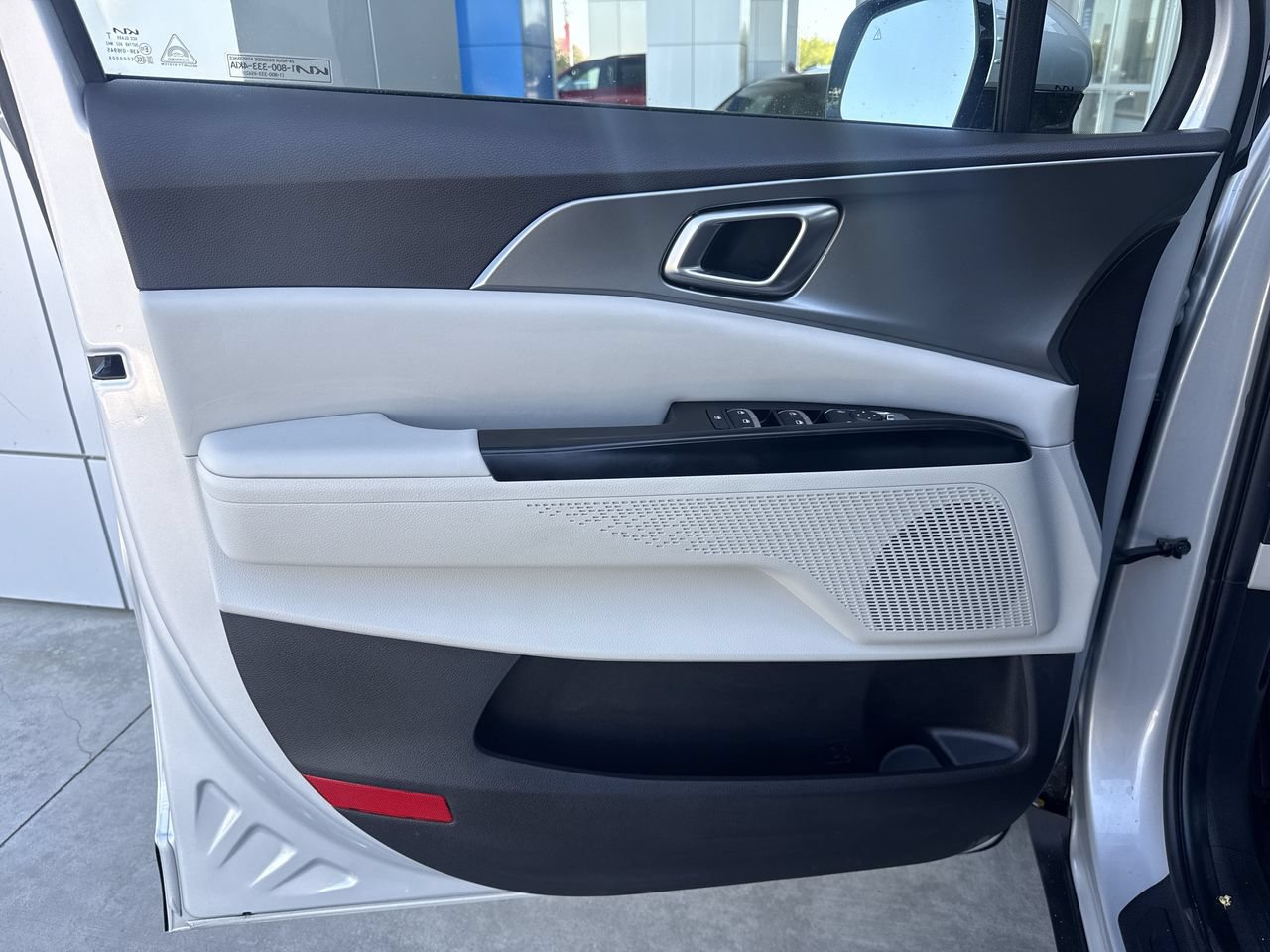 Used 2022 Kia Carnival LX FWD image 19
