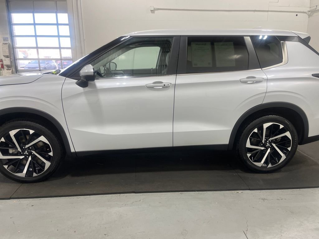 Used 2024 Mitsubishi Outlander SE image 4