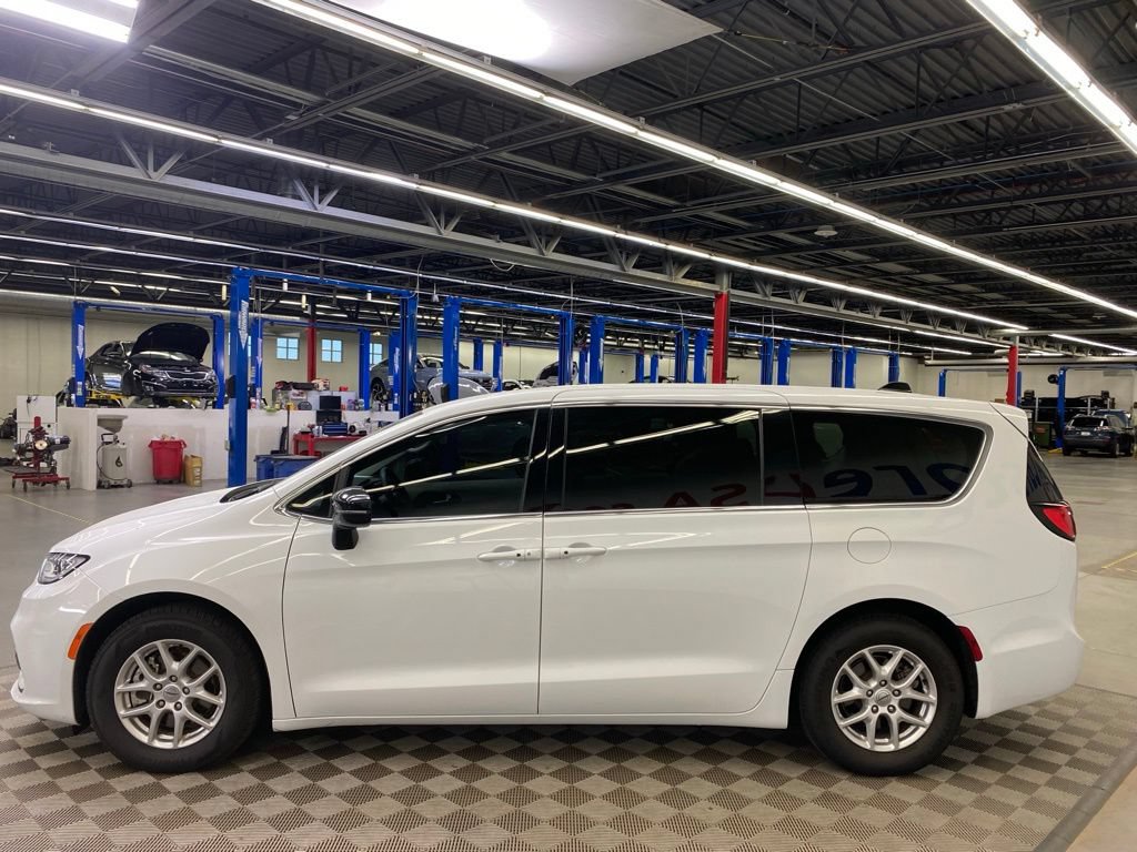 Used 2024 Chrysler Pacifica Touring-L FWD image 3