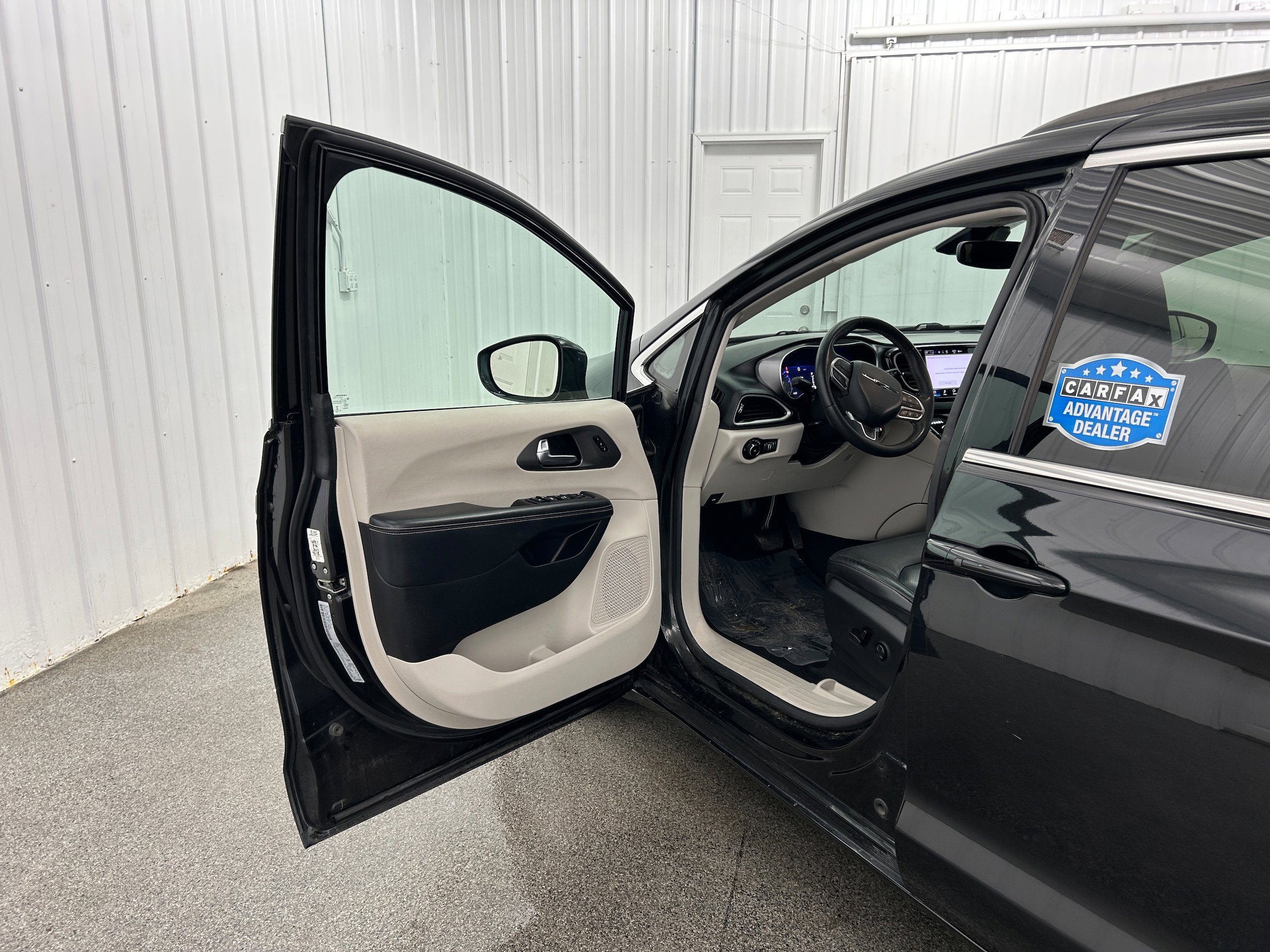 Used 2022 Chrysler Pacifica Touring-L FWD image 22