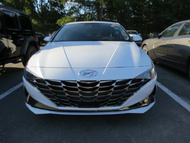 Used 2022 Hyundai Elantra SEL w/ Convenience + Premium Package FWD image 2