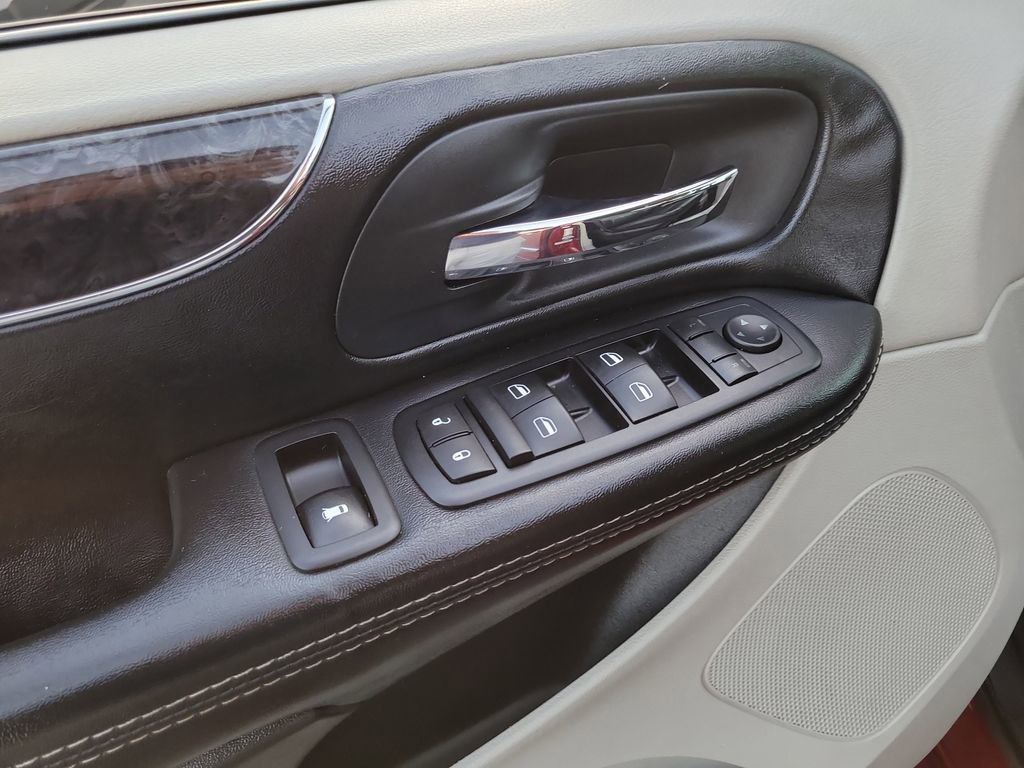 Used 2015 Chrysler Town & Country Touring image 17