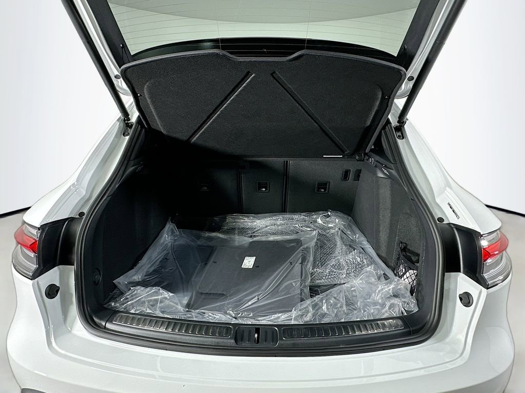Certified 2026 Porsche Macan AWD/4WD image 28