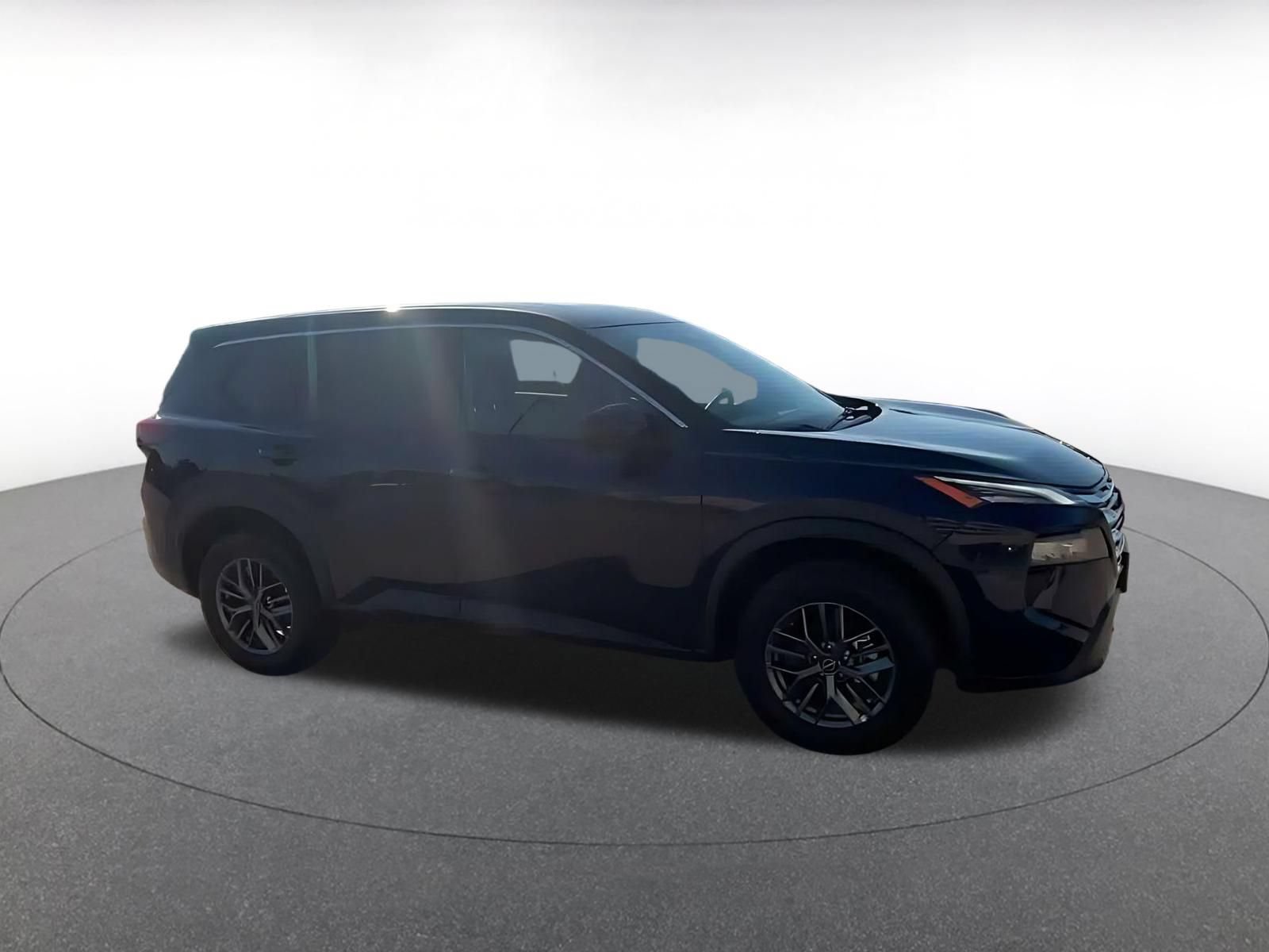 Used 2026 Nissan Rogue SV AWD/4WD image 2