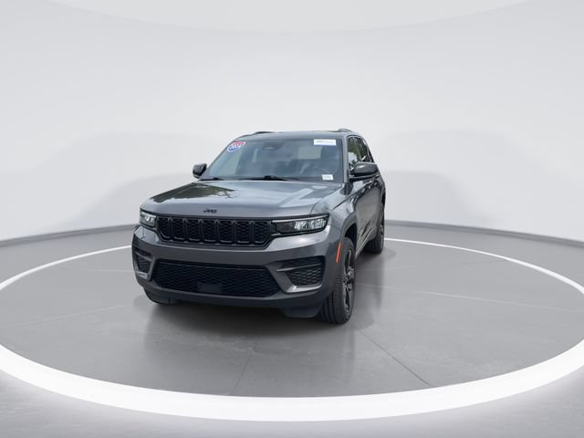 Used 2024 Jeep Grand Cherokee Laredo AWD/4WD image 2