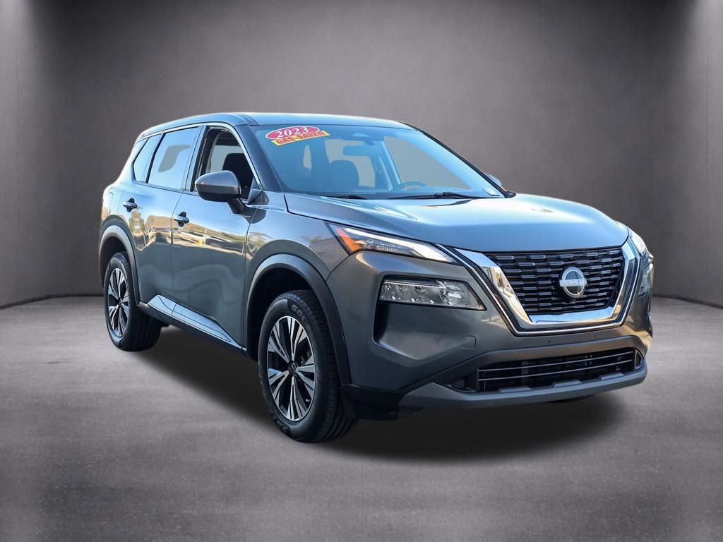 Used 2023 Nissan Rogue SV image 2
