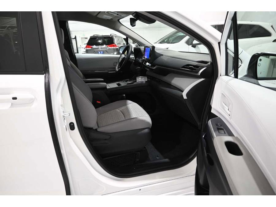 New 2026 Toyota Sienna LE FWD image 15
