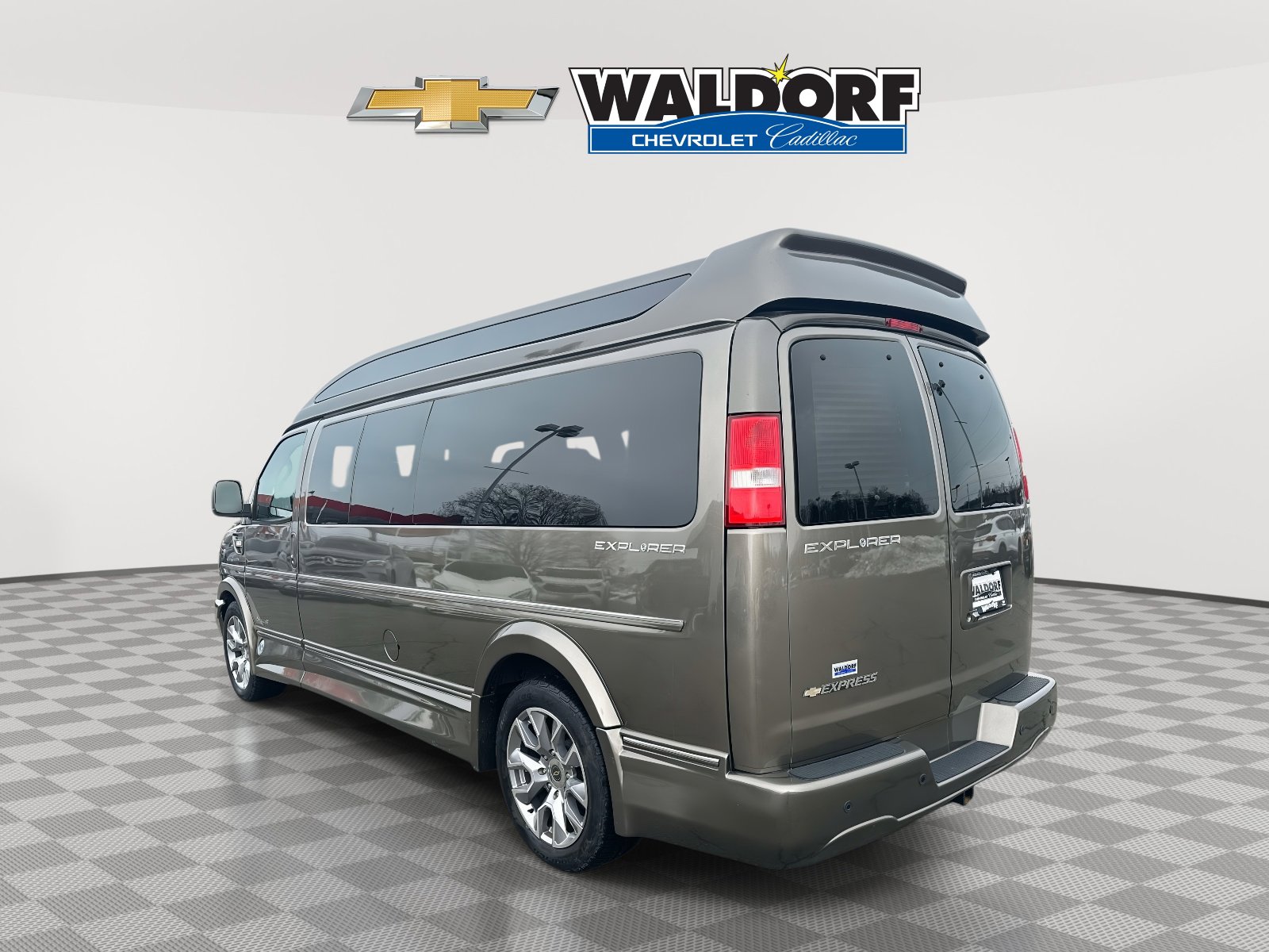 Used 2022 Chevrolet Express 2500 Extended w/ Enhanced Convenience Package image 4